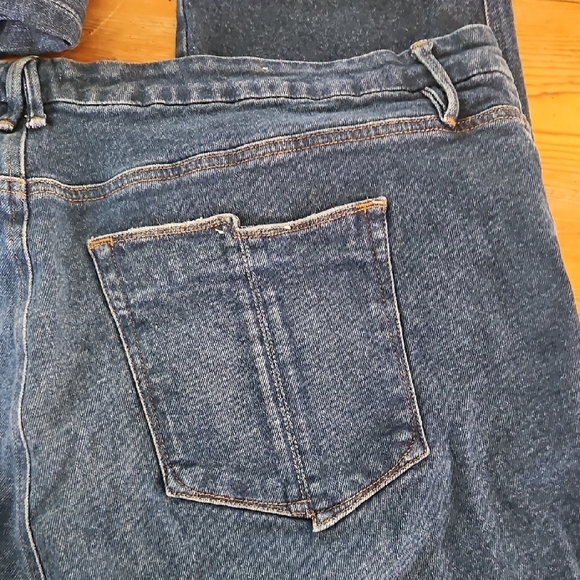 Good American Straight Leg Jeans in Medium Blue Denim